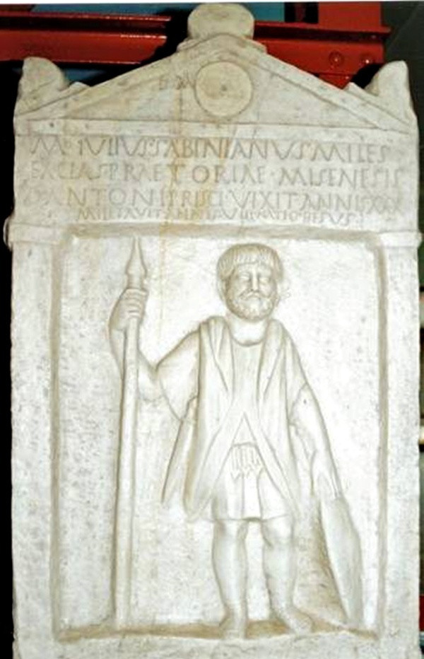 Particolare della stele funebre di Marcus Iunius Sabinianus marinaio della flotta di Miseno